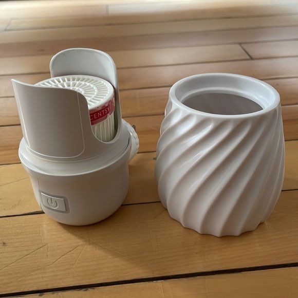 BRAND NEW - White Scentsy Wall Fan Diffuser & 8 Scented Pods - Picture 4 of 6